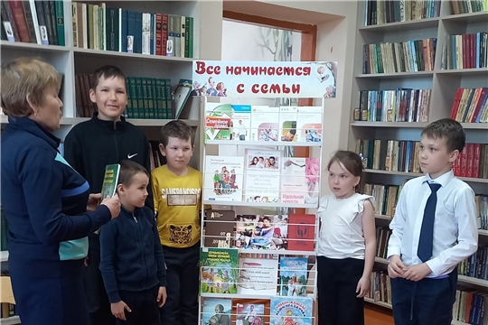 Выставки "Книжные новинки" и "Всё начинается семьи"  в Кашмашской сельской библиотеке.