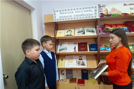 Литературный дилижанс у книжной выставки «Звезда поэзии, певец свободы» в Большекарачкинской сельской библиотеке.