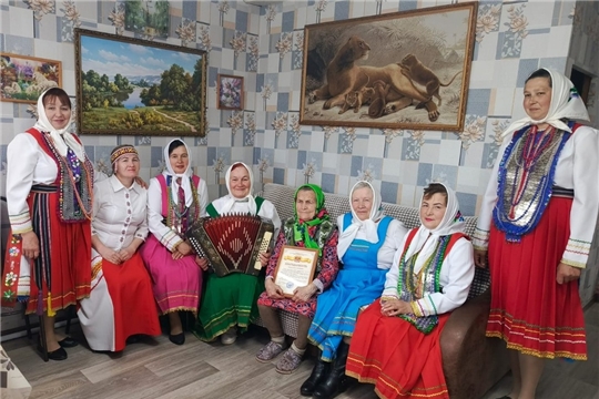 Работники культуры Кадикасинского ТО поздравили ветерана труда и активную читательницу.