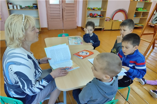 Громкое чтение «В гостях у почитаек» в Анаткасинской сельской библиотеке.