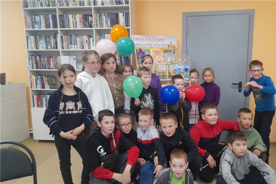 Книжная выставка «Радуга детства» в Тораевской сельской библиотеке.