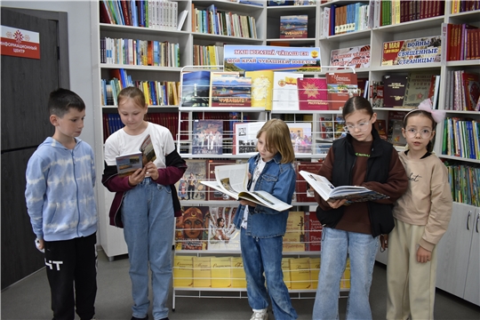 Обзор книжной выставки «Ман юратнă Чăваш Ен. Мой край Чувашией зовется»