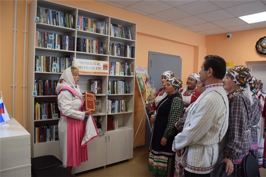 Участники ансамбля «Тугоко» посетили Тораевскую сельскую библиотеку.