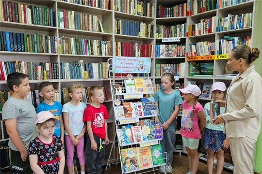 Книжная выставка «Мир начинается с семьи» в Адабайской сельской библиотеке.