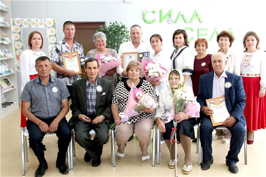В День семьи любви и верности в зале «Сила земли» прошло чествование юбиляров супружеской жизни