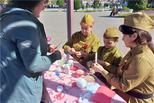Сотрудники музея на площади Победы организовали мастер-класс «Журавлик памяти...»