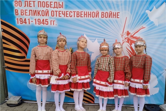 Ансамбль танца «Фламинго» РДК АУ «ЦКС» Шемуршинского муниципального округа принял участие в праздничной программе, посвященной Дню защиты детей. 