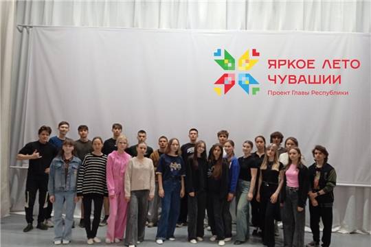 В рамках проекта "Яркое лето Чувашии" и реализации программы "Пушкинская карта" состоялся мастер класс по обучению вальсам.