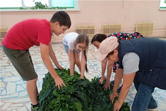 В РДК продолжают плести маскировочные сети.