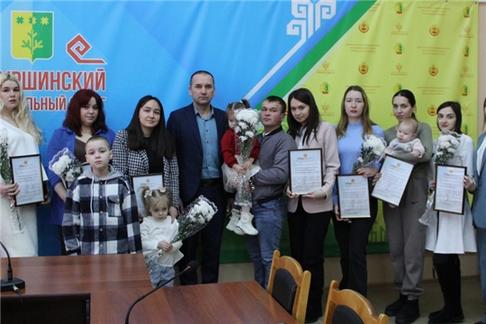 Молодые семьи Шемуршинского округа получили свидетельства на социальные выплаты для приобретения жилья