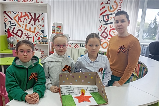 В Торханской сельской библиотеке в рамках проекта «Чудо ручки» прошло творческое занятие по созданию панно к 9 мая