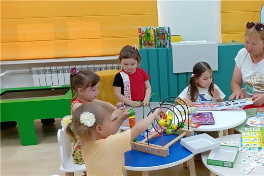 В рамках проекта "По родному краю с рюкзаком шагаю" малыши дошкольной группы "Теремок" вместе с воспитателем Архиповой Л.М. посетили Юманайскую библиотеку