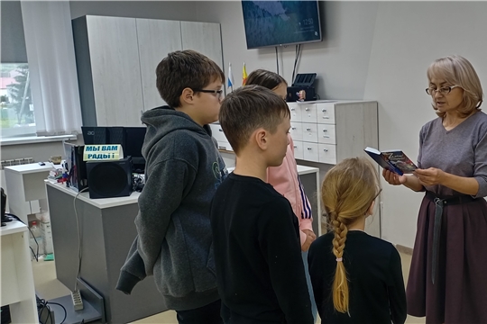 Чтение у выставки в рамках республиканского марафона чтения «СВОя Победа»