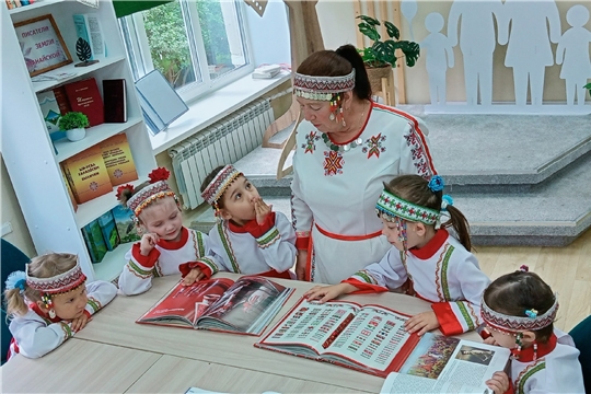  С веселого хоровода ко Дню Республики "Поклон тебе, Чувашия" начался праздничный час в Юманайской библиотеке