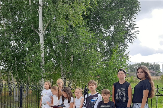 «Литературная скамейка» в Нижнекумашкинской сельской библиотеке: волшебство чтения под открытым небом