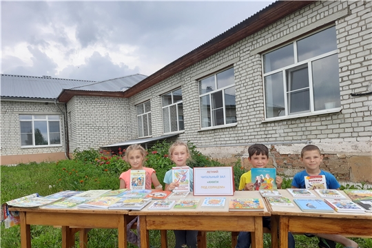 Литературный час «Книги под солнцем» на зеленой лужайке под открытым небом