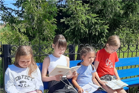 Час чтения «В стране веселого детства» на литературной скамейке в Нижнекумашкинской сельской библиотеке