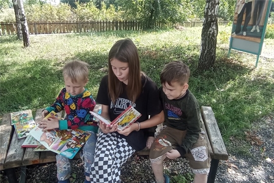 Туванская сельская библиотека им. Г. Федорова организовала чтение на свежем воздухе «На природе с книгой!»
