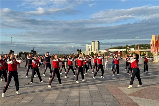 Чебоксары продолжают заряжаться энергией лета! Показательные выступления аэробистов в рамках проекта Главы Чувашии "Яркое лето Чувашии"