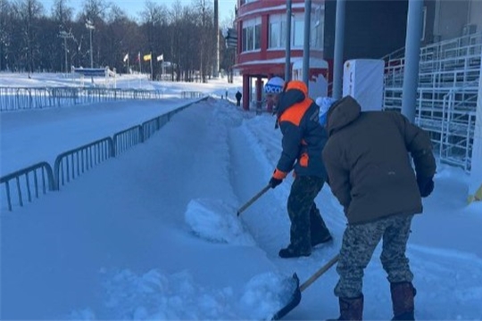 Сотрудники спортивной школы олимпийского резерва № 2 приняли участие в субботнике по уборке снега