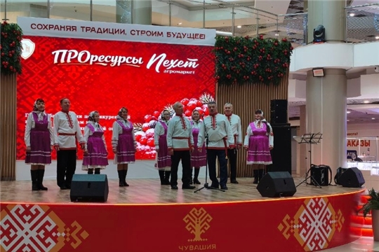 Творческий коллектив "Шинер - Ен" на сцене агромаркета "Пехет"