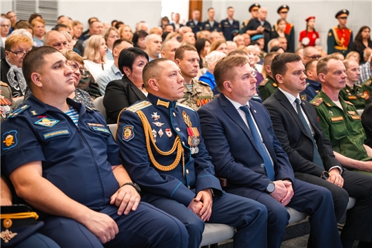 В Цивильске состоялась торжественная церемония передачи медали «Золотая Звезда» родителям гвардии сержанта Евгения Александрова, удостоенного звания Героя Российской Федерации посмертно.
