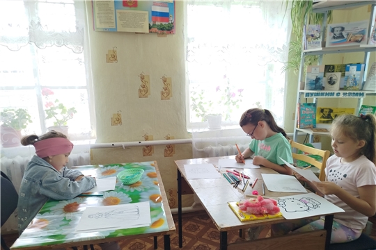 В Алдиаровской библиотеке провели час творчества "Рисуем на бумаге"